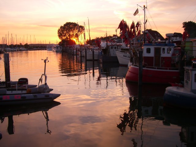 Nienburger Hafen in der Abenddämmerung