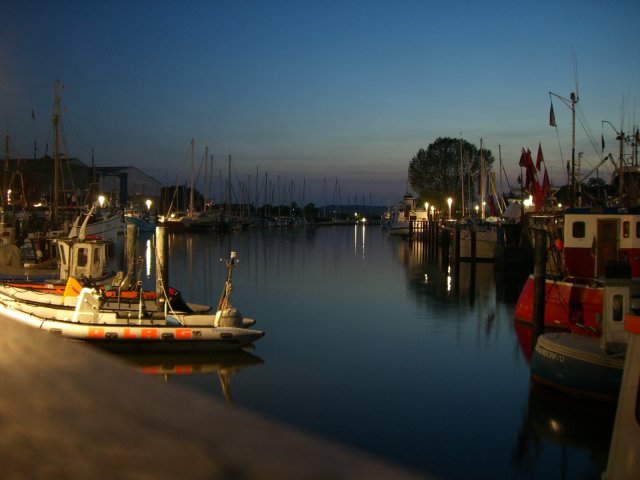 Der Niendorfer Hafen bei Nacht