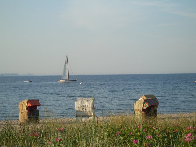 Segelboote und Strandkörbe bei Niendorf