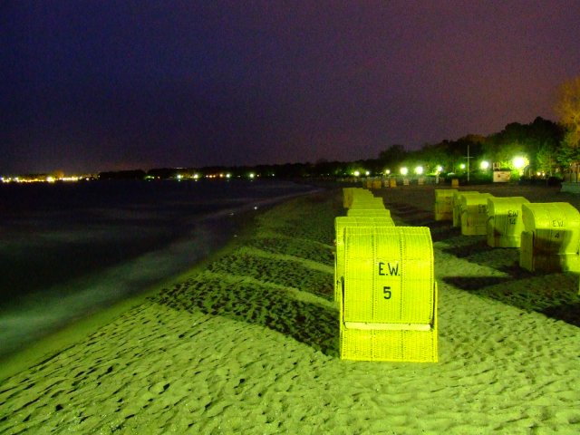 Strandkörbe bei Nacht