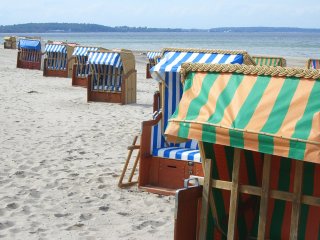 Strandkörbe in Reih und Glied, Niendorf